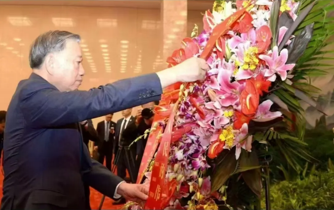越共中央总书记、国家主席苏林参观毛泽东纪念堂