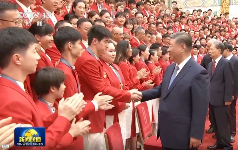 习近平接见祝贺中国奥运代表团 和潘展乐、全红婵等握手寒暄