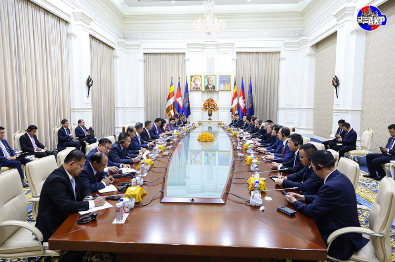 Cambodian PM Receives Representatives of 12 Chinese Companies