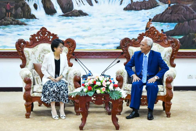 新任中国驻老挝大使方虹拜会老挝党中央书记处书记、中宣部部长坎潘
