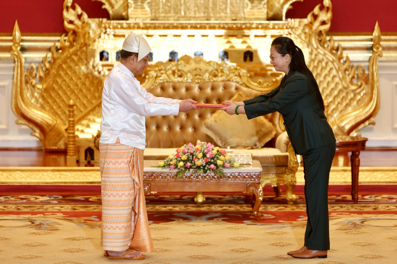 Chinese Ambassador Ma Jia Presents the Credentials to Myanmar Leader Min Aung Hlaing