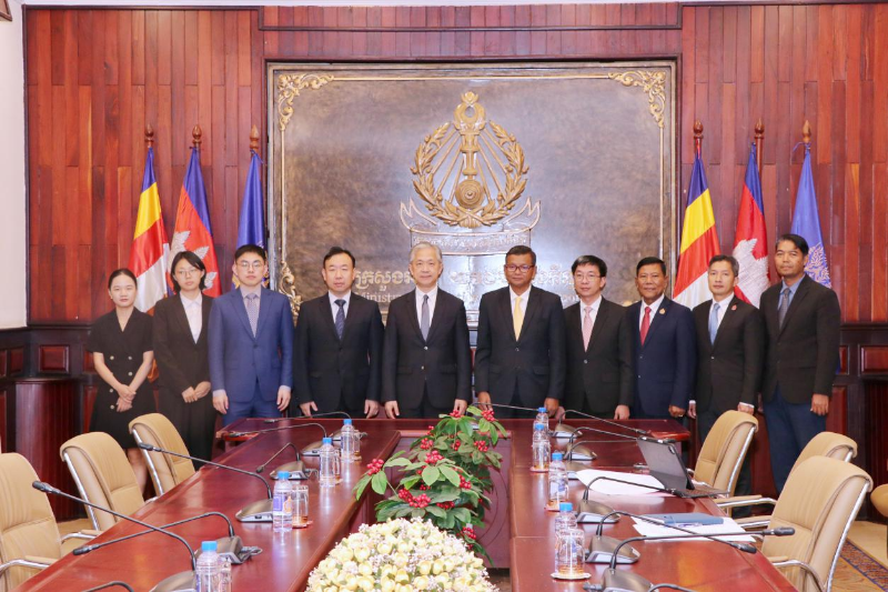 中国驻柬大使汪文斌拜会柬埔寨副首相兼教育青年体育大臣韩春那洛