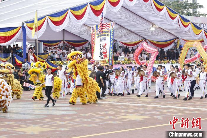 马来西亚庆祝独立67周年 舞龙、舞狮为主的妆艺表演首度亮相国庆庆典