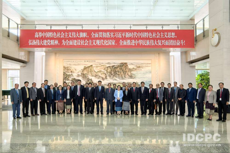 老挝人革党高级干部考察团访问中国