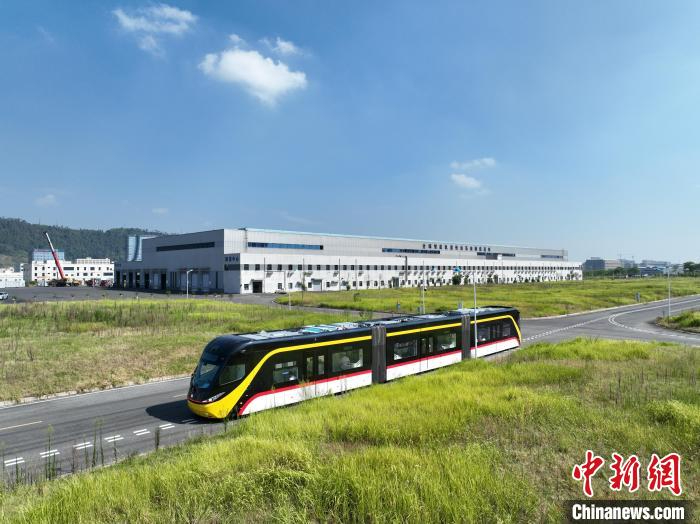 马来西亚古晋氢能源智轨项目首列批量车下线