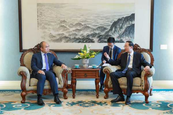 中国外交部副部长孙卫东会见柬埔寨东盟事务高官康富