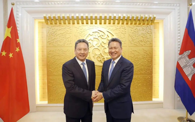 中国交通运输部部长李小鹏会见柬埔寨副首相孙占托
