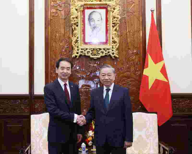 新任中国驻越南大使何炜向越共中央总书记、国家主席苏林递交国书