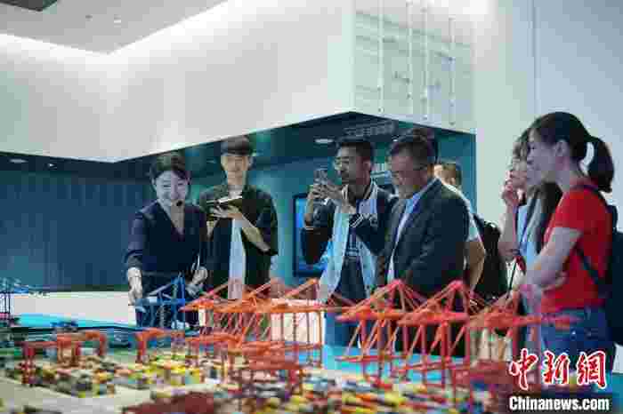 西部陆海新通道枢纽广西北部湾港“链”东盟