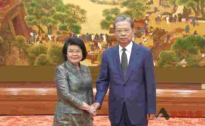 中国全国人大常委会委员长赵乐际同柬埔寨国会主席昆索达莉举行会谈