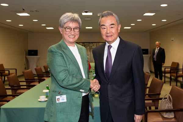 中国外长王毅会见澳大利亚外长黄英贤 双方要把握好交往中存在的问题