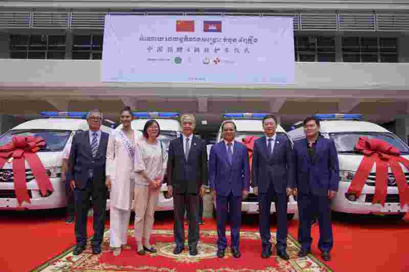 促进两国民心相通    中国向柬埔寨捐赠4辆救护车