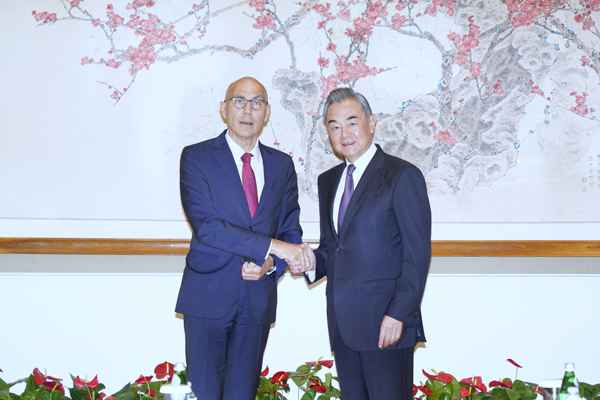 中国外长王毅：美国等少数国家操弄人权问题不得人心