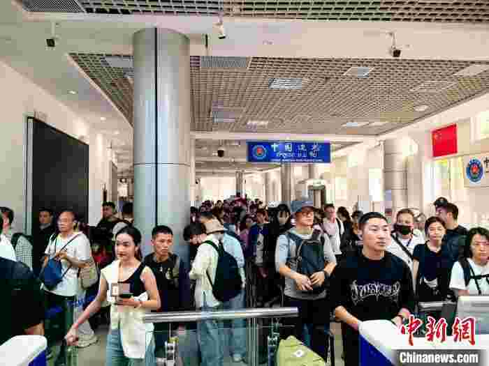 今年以来逾200万人次旅客从西双版纳中老边境出入境