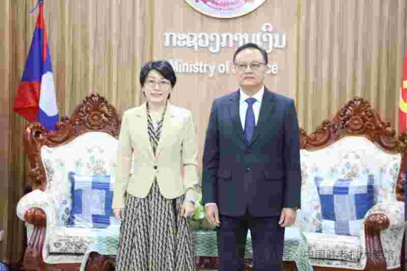 中国驻老挝大使方虹拜会老挝财政部部长山迪帕