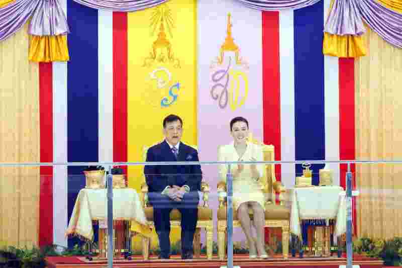 泰国国王、王后、总理出席中泰冰球友谊赛  