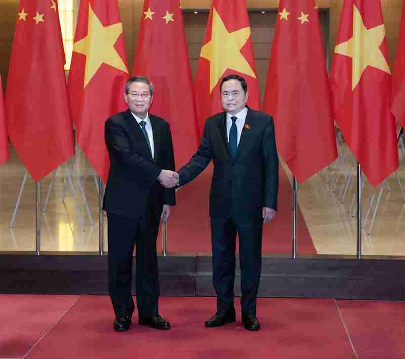 中国总理李强会见越南国会主席陈青敏