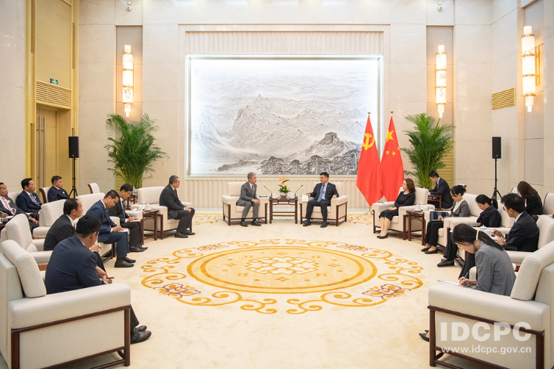 柬埔寨奉辛比克党主席诺罗敦•佳拉武率团访问中国