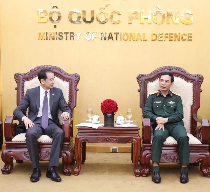 新任中国驻越南大使何炜拜会越南国防部长潘文江