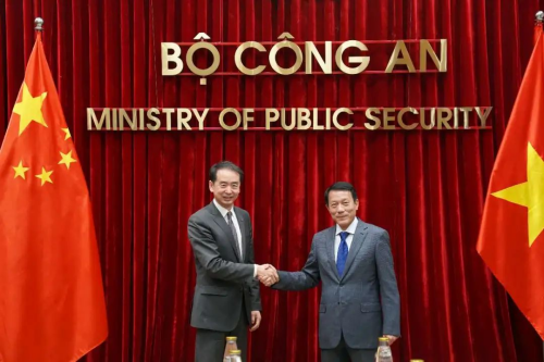 中国驻越南大使何炜拜会越公安部长梁三光