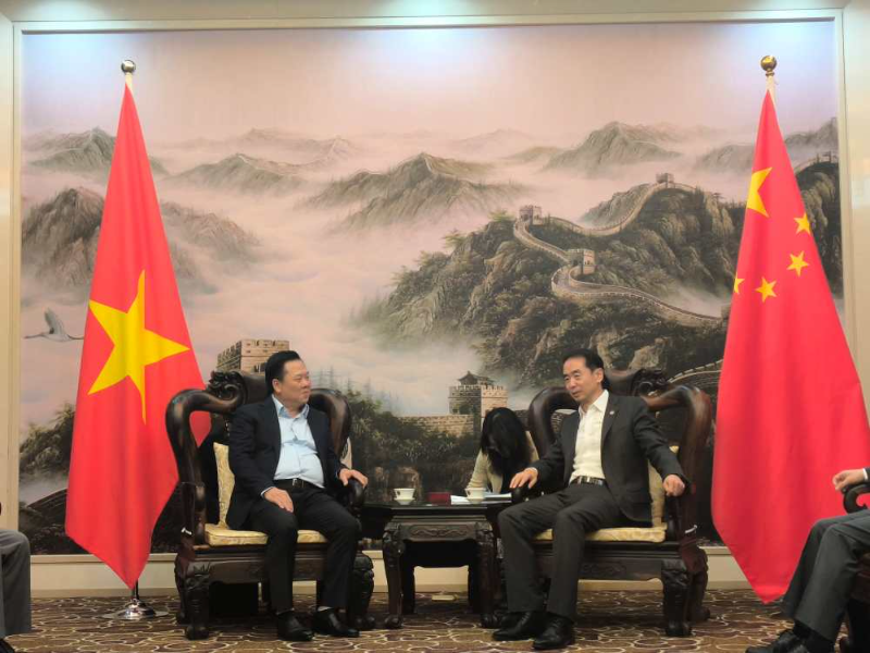 中国驻越南大使何炜会见越南国资委主席、越中友协主席阮黄英