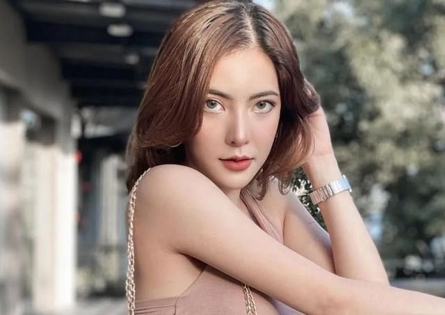 泰国女网红诈骗20亿泰铢后潜逃印尼冒充当地人，因不会唱国歌暴露身份落网