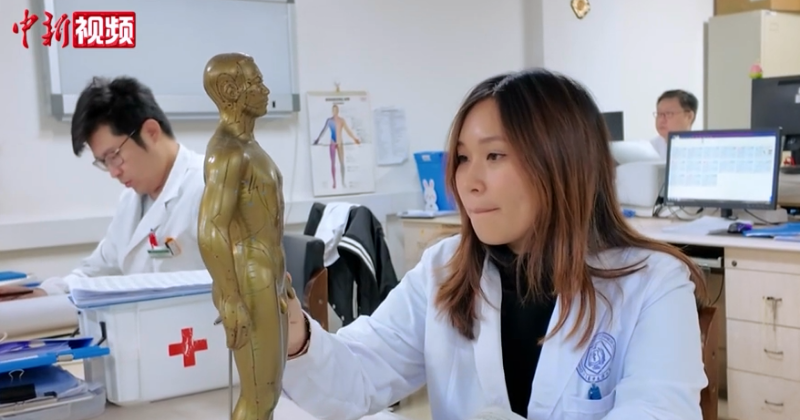 “Z世代”泰国女孩长春学中医：针灸拔罐样样精通