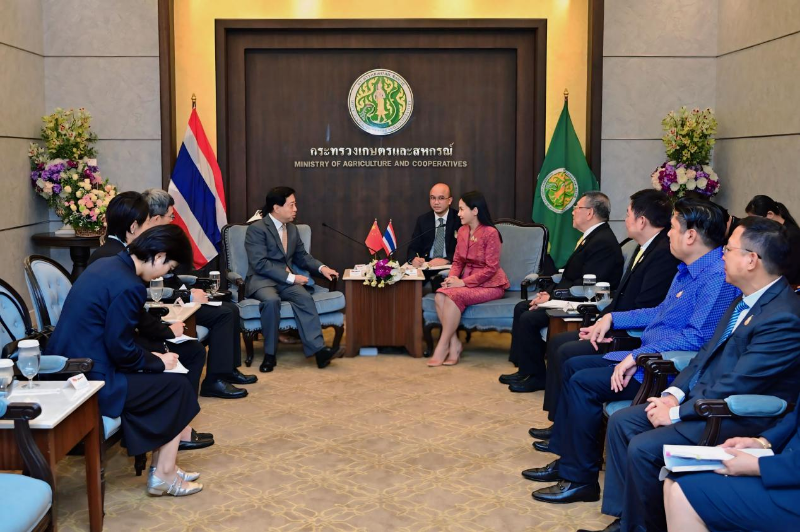 中国驻泰国大使韩志强拜会泰国新任农合部长纳叻蒙