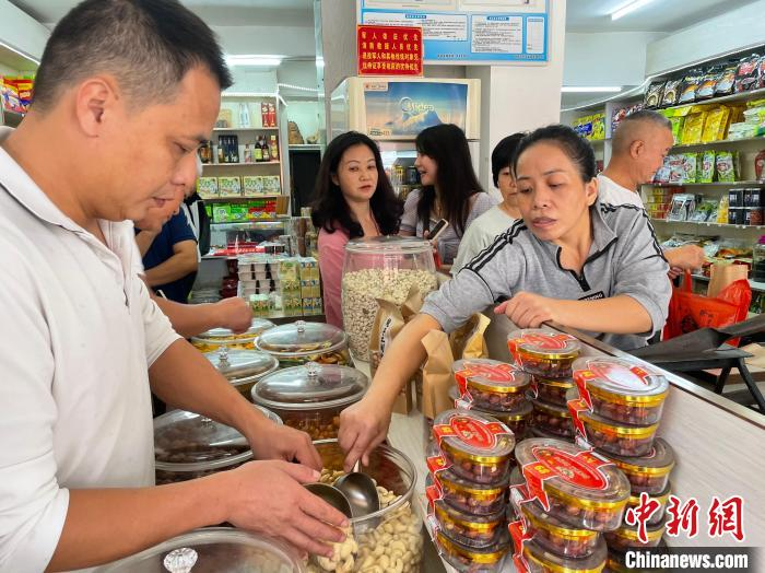 中越边境“国旗村”引游客 边贸小商品生意旺