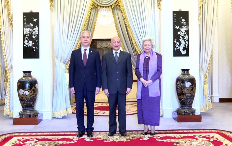 中国驻柬埔寨大使拜会柬埔寨国王西哈莫尼和太后莫尼列