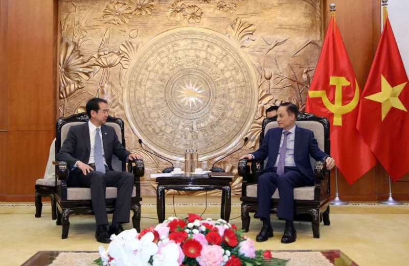 中国驻越南大使何炜礼节性拜会越共中央对外部长黎怀忠