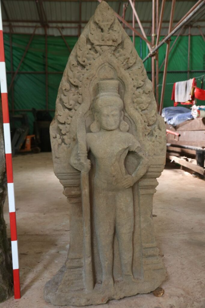 柬埔寨发现距今900年历史的门神雕像