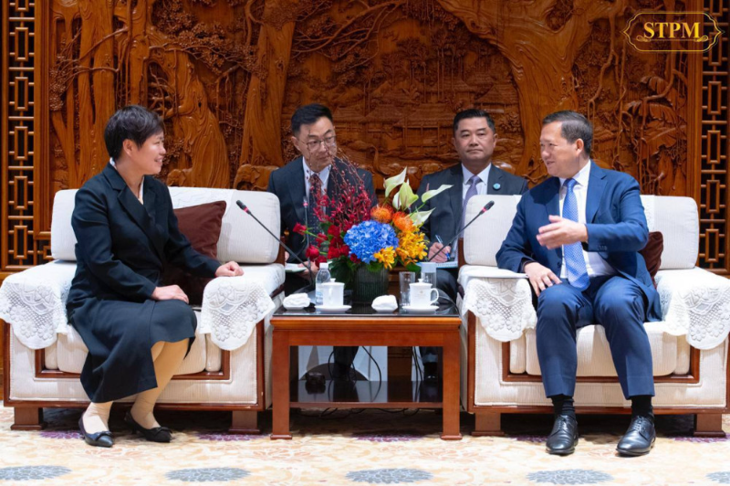 柬埔寨首相洪玛奈和中国河南“水果皇后”陈雪梅“拉家常”