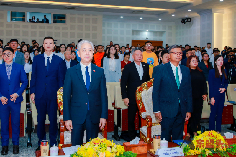 柬副首相韩春那洛、中国驻柬大使汪文斌鼓励柬埔寨青少年学习中文