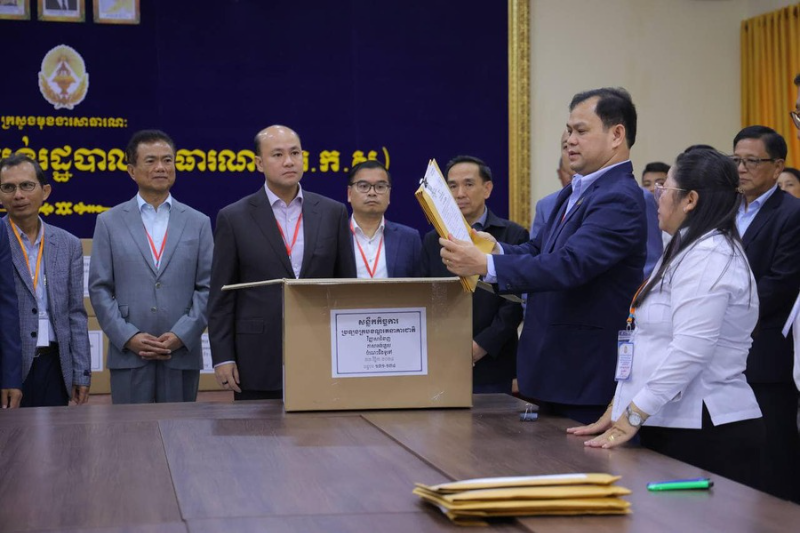 确保任贤举能、公正、公开   柬埔寨副首相洪玛尼视察公务员选拔工作