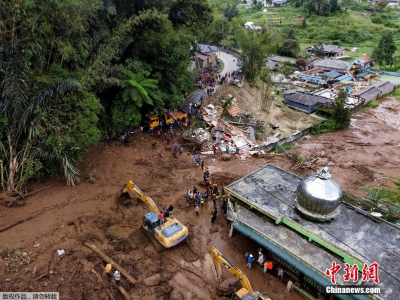 印尼北苏门答腊遭山洪和泥石流袭击 至少19人遇难