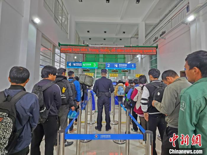 中越边境都龙口岸单个自然年出入境旅客首破20万人次