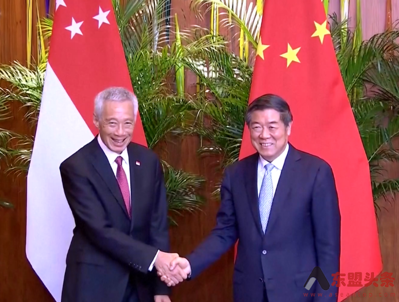 中共中央政治局委员、国务院副总理何立峰在苏州会见新加坡国务资政李显龙，并共同出席中新苏州工业园区高质量发展座谈会