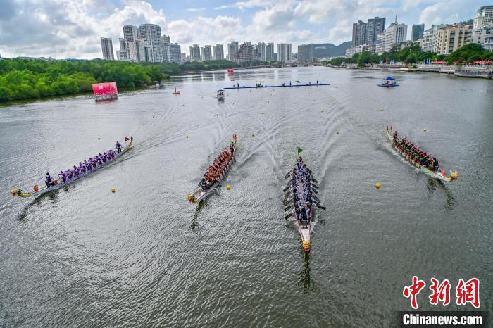 最炫民族风：三亚河上龙舟竞渡