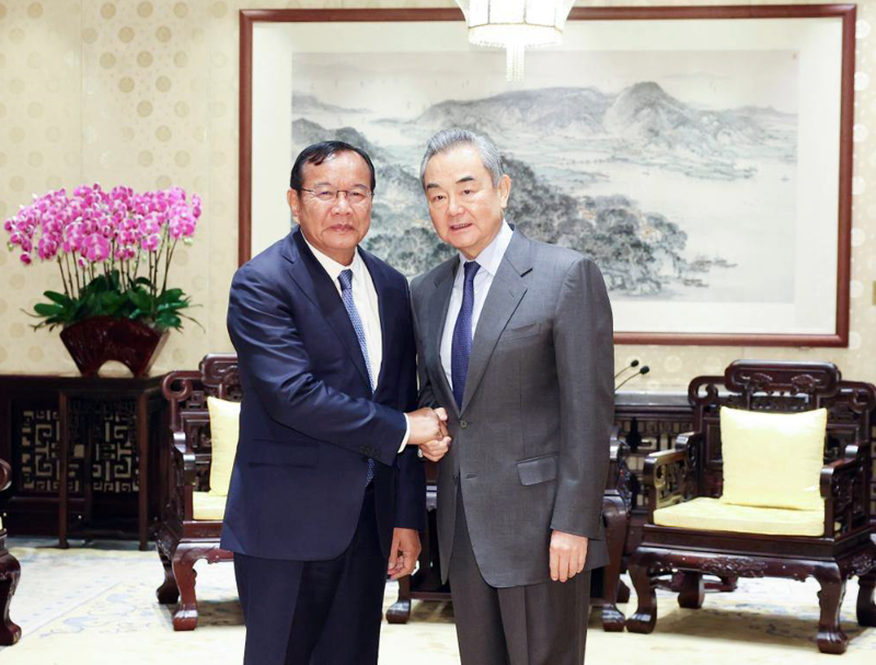 Cambodian and Chinese FMs Hold Bilateral Talks