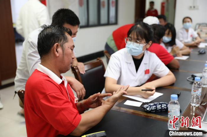 中国援柬中医医疗队赴工厂义诊 传递真挚关怀