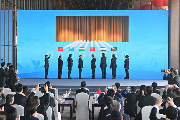 中国外长和中亚五国外长共同出席“天府号”跨境公路班车中亚线发车仪式