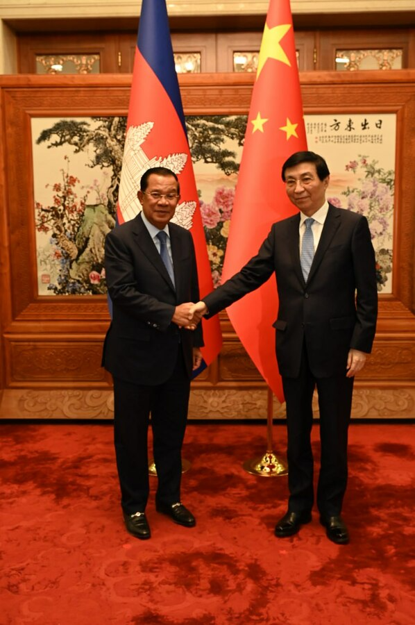 中国全国政协主席王沪宁会见柬埔寨人民党主席、参议院主席洪森