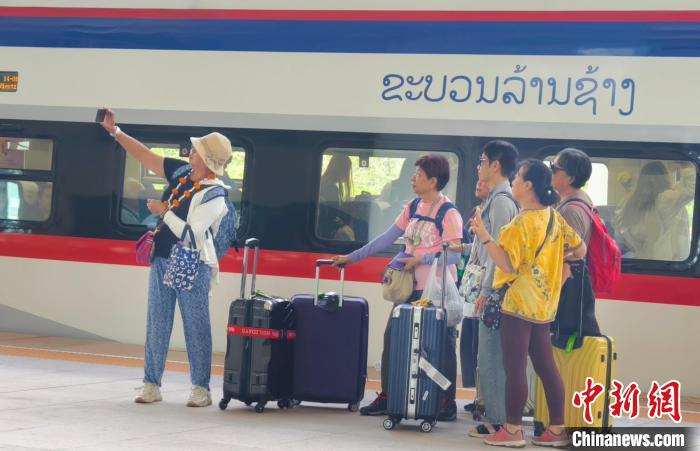 中老铁路老挝段单日旅客发送量半月内四创新高