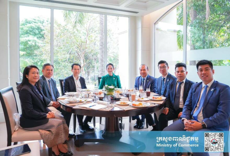 柬埔寨商业部大臣与老挝工贸部部长共进工作早餐