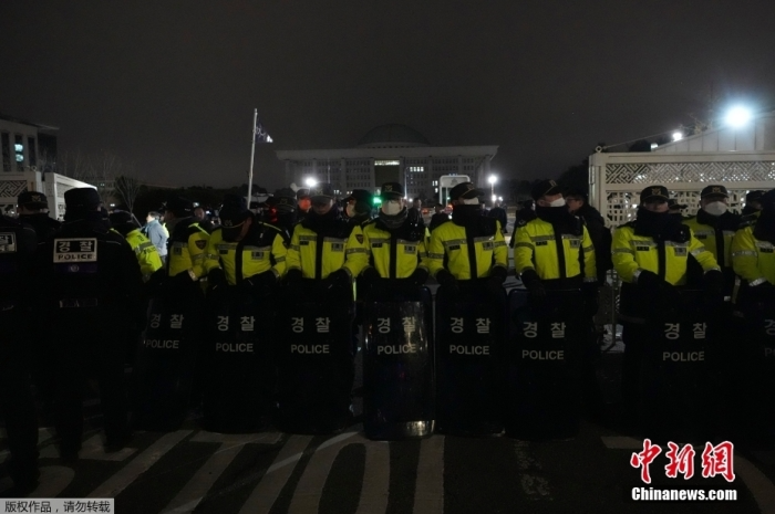 “国家或陷入泥潭”：韩国惊险一夜，究竟发生了什么？