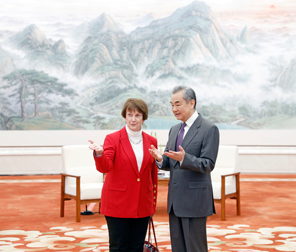 中国外长会见美国外交政策全国委员会代表团：中美关系走向取决于美方选择