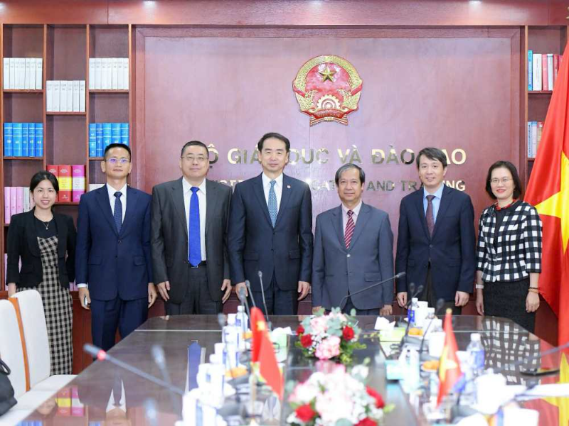 中国驻越南大使何炜会见越南教育培训部长阮金山