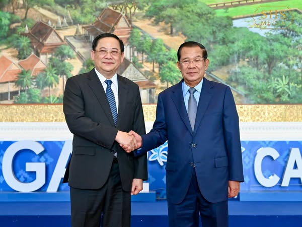 柬埔寨人民党主席兼参议院主席洪森会见老挝总理