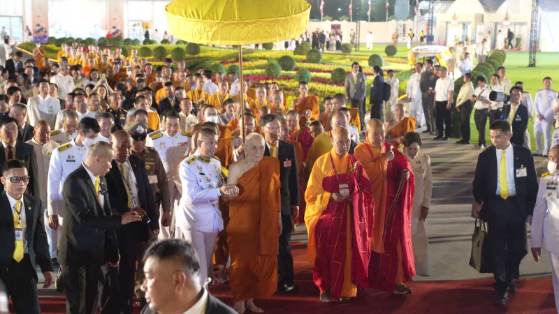 北京灵光寺佛牙舍利赴泰国供奉 泰总理主持佛牙舍利安奉仪式